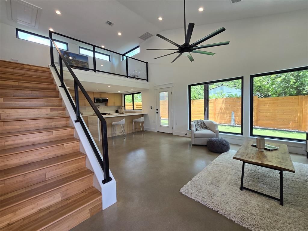 Foto principal - 1112 W N Loop Blvd