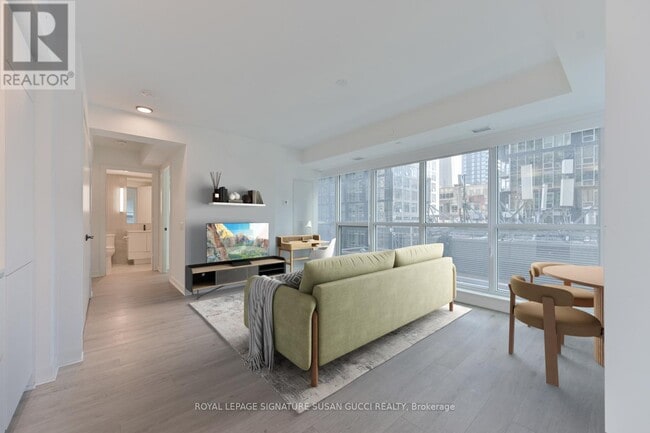 Building Photo - 327 King St W