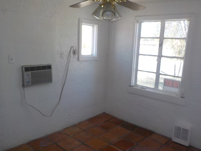 Building Photo - 132 E Jacinto St