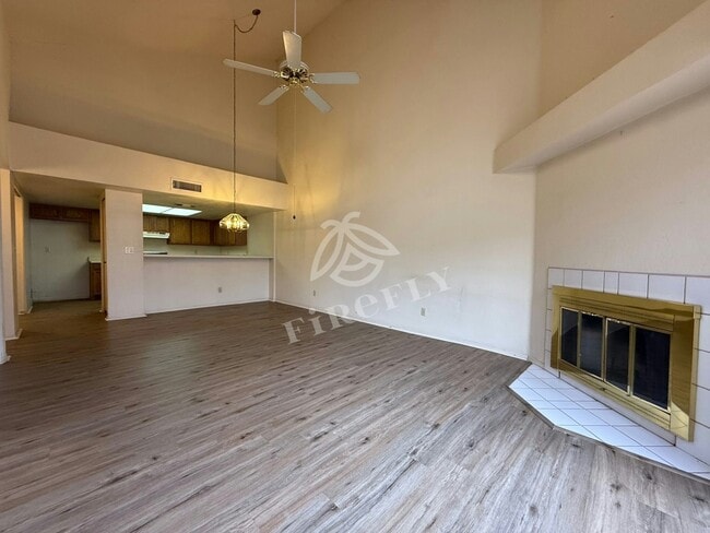 Foto del edificio - 1111 W Summit Pl