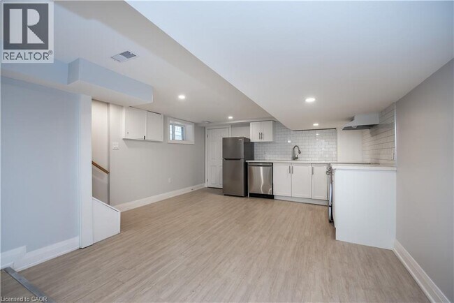 Photo du bâtiment - 28 Garfield Ave N