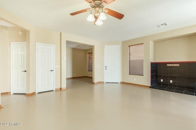 Open and airy with lots of light - 43220 N Outer Bank Dr