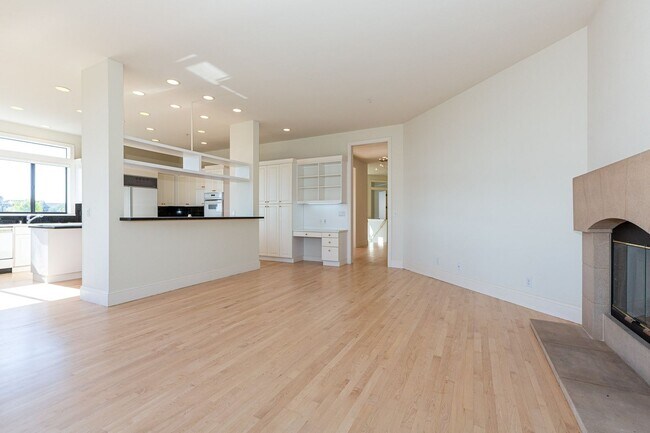 Building Photo - HUGE 4BR/3.5BA 4,012 sqft! Views-views! 2 ...