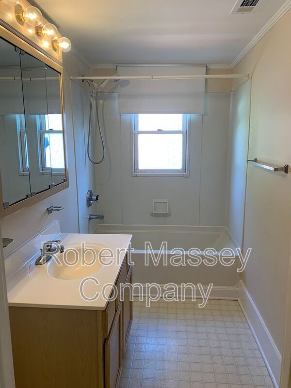 Foto del edificio - 1040 Everett Avenue