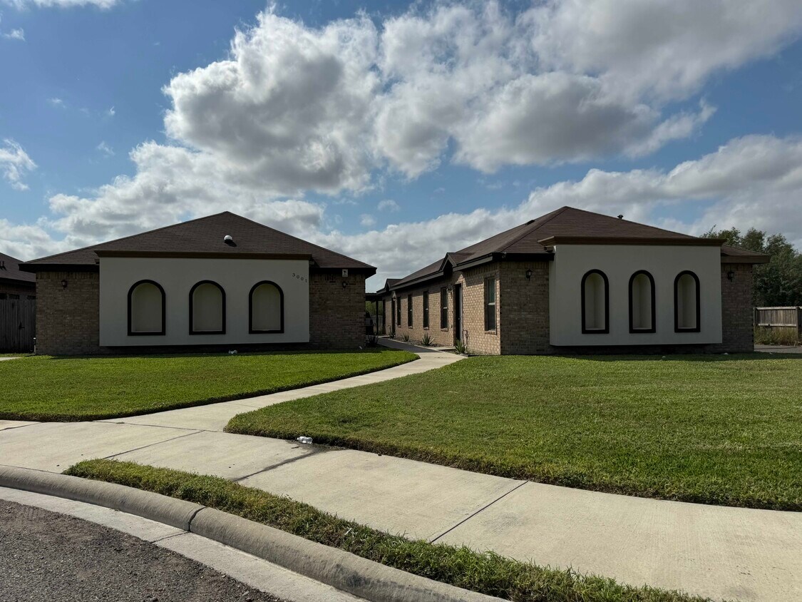 Primary Photo - 3005 Diamondhead Ave