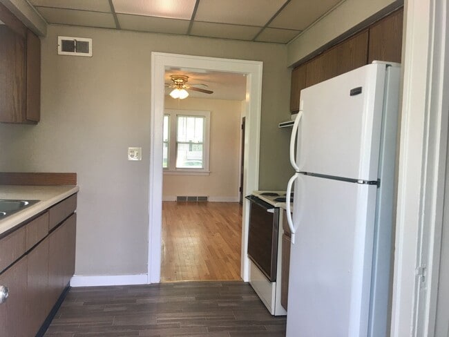 Building Photo - Don't miss out on this 2 bed located near ...