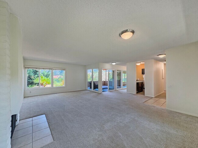 Building Photo - Spacious 2B/2.5BA Townhome w/ Stunning Vie...