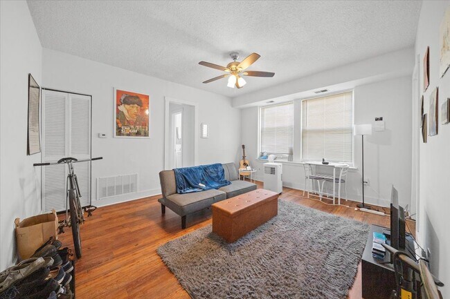 Foto del edificio - 3727 N Pine Grove Ave