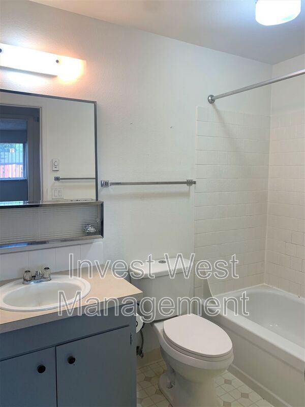 Foto del edificio - 3332 E 18th St