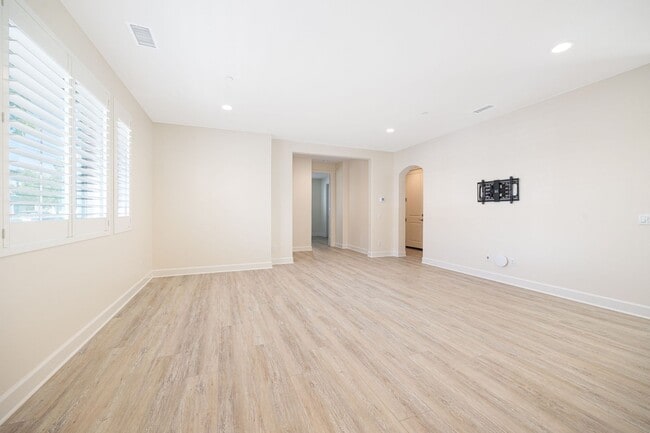 Foto del edificio - Stunning Modern 4 Bedroom Home in Gated Ra...