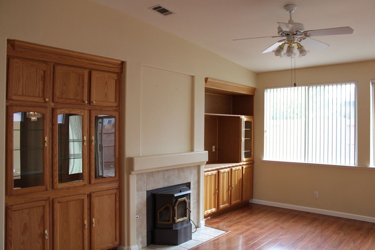 Foto del edificio - Beautiful Single-Story Home in Manteca wit...