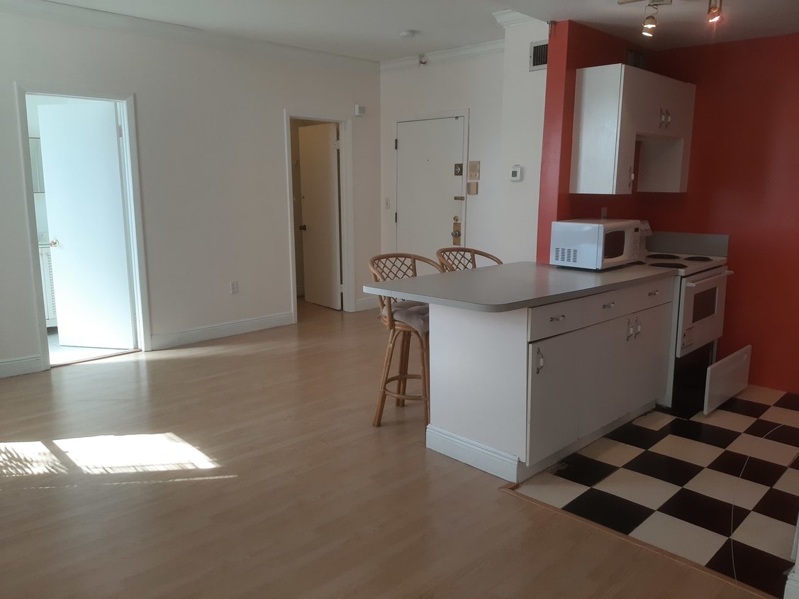 Bath is left side, closet is right side - 1502 Jefferson Ave