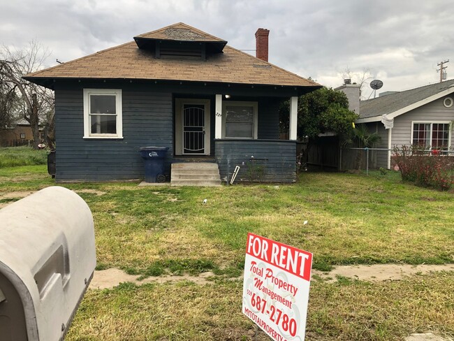 Building Photo - 232 E. STREET  2 BEDROOM 1 BATHROOM TULARE