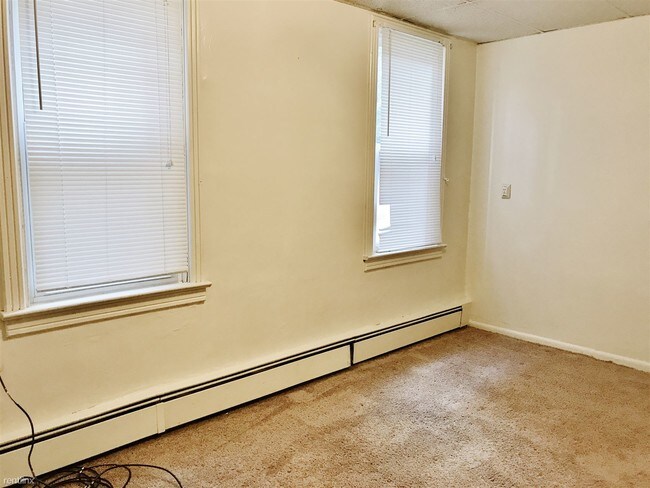 Building Photo - 643 Collins Ave