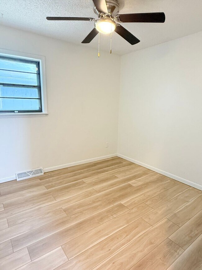 Foto del edificio - Spacious Home with Hardwood Floors