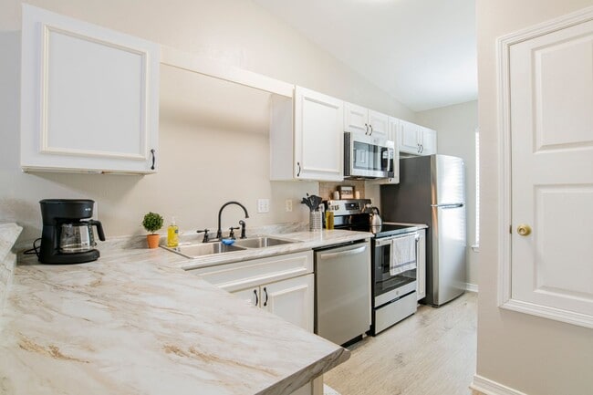 Building Photo - Welcoming & Bright 2 Bed/1 Bath Patiohome ...