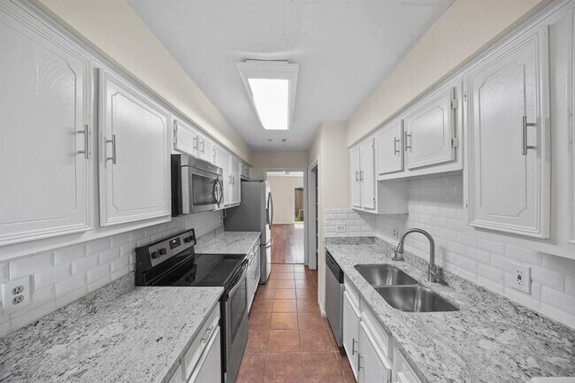 Foto del edificio - 6305 Creekbend Dr