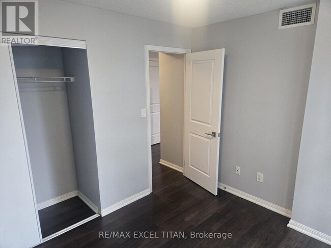 Photo du bâtiment - 400 Adelaide St E