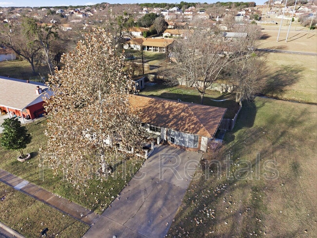 Building Photo - 610 Creek St