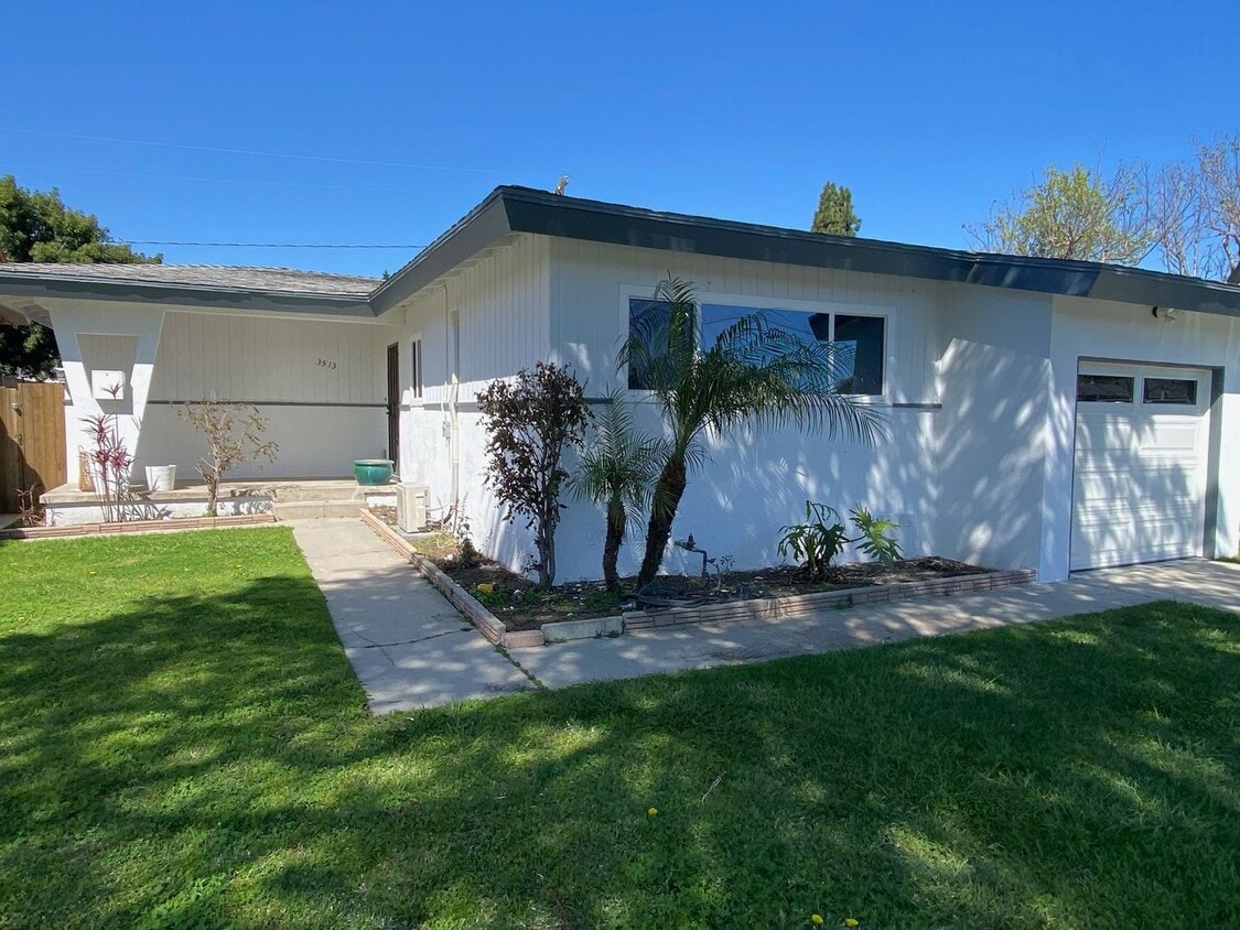 Primary Photo - Three bedroom home in Long Beach available...