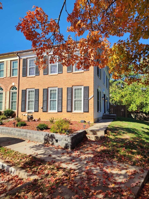 Primary Photo - Spacious Corner Townhouse for Rent in a Pr...