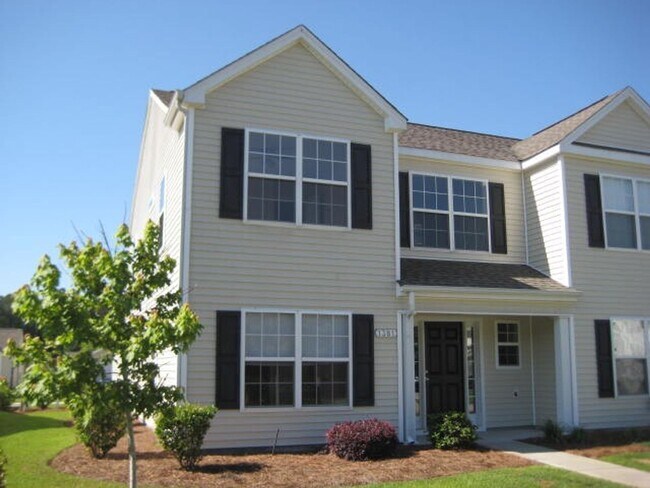 Building Photo - Spacious 3 Bedroom, 3.5 Bath Town Home wit...
