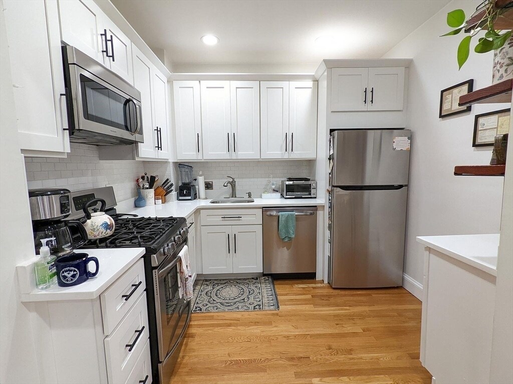Primary Photo - 254 Maverick St