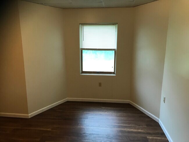 Building Photo - 833 Riverview Ave