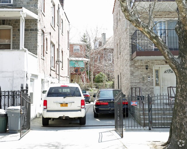 Building Photo - 2546 Colden Ave