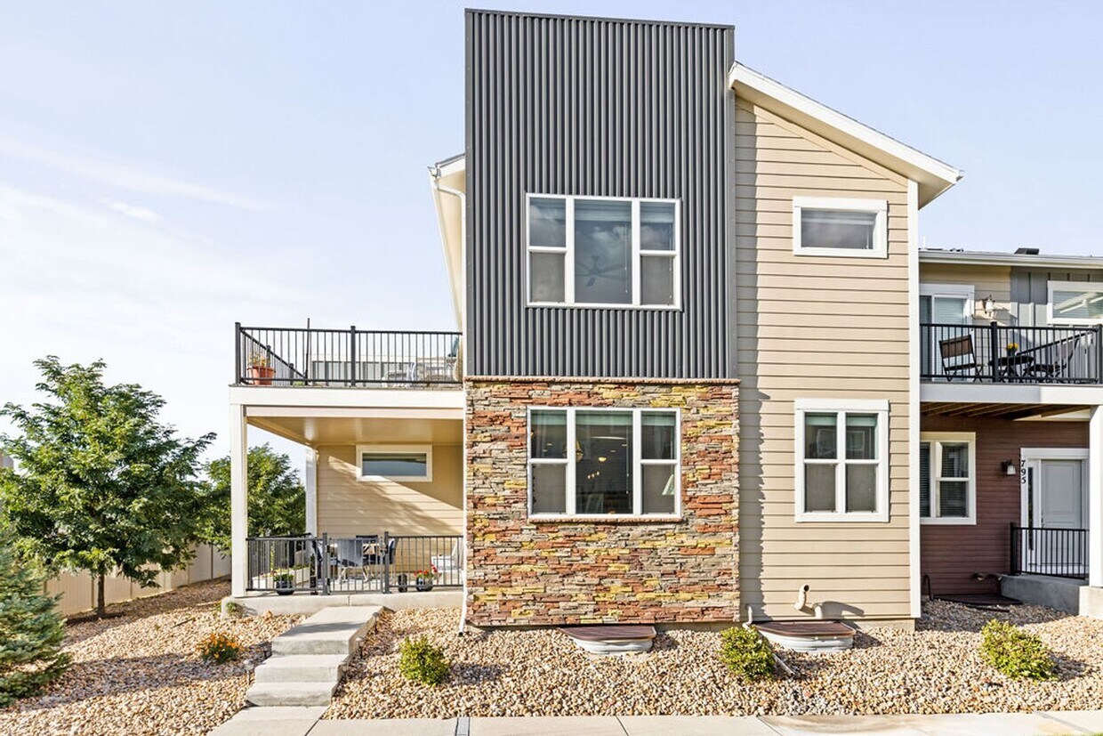 Foto principal - Beautiful 6 Bed/4.25 Bath Townhome with Mo...