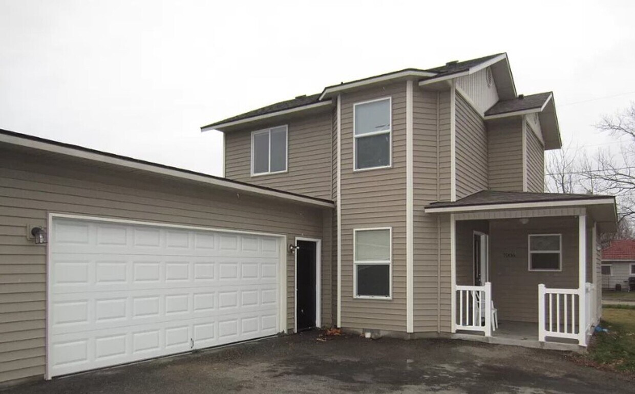 Primary Photo - 2 Story duplex near Boise Town Square.