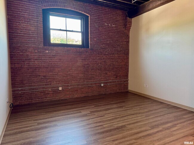 Building Photo - 511 Pershing Ave