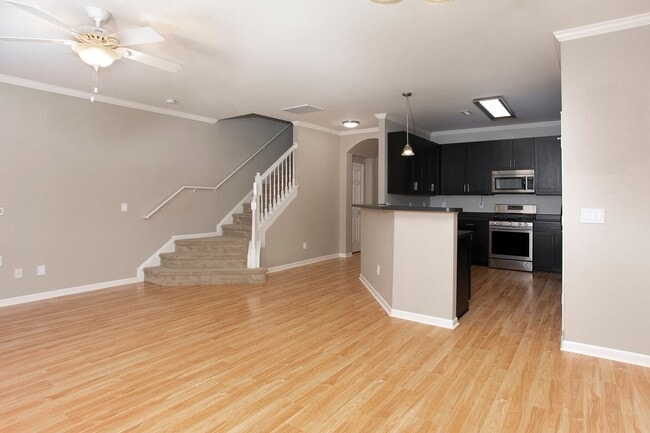 Building Photo - Gorgeous 2 Bedroom Townhome In Great West ...