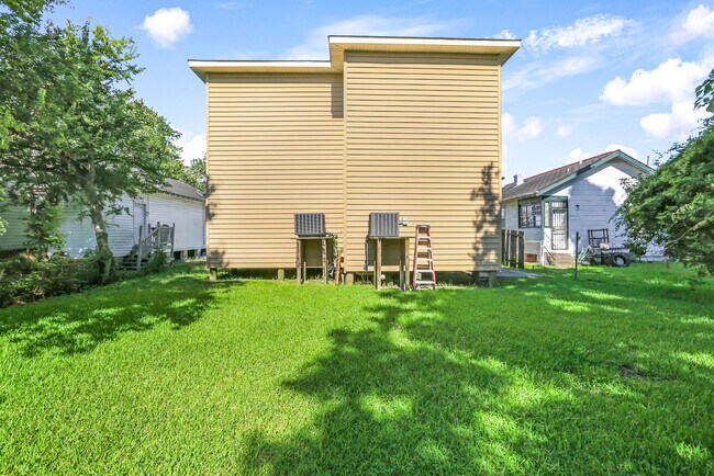 Building Photo - 4917 Demontluzin St