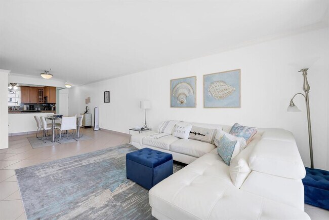 Building Photo - 1051 Hillsboro Mile