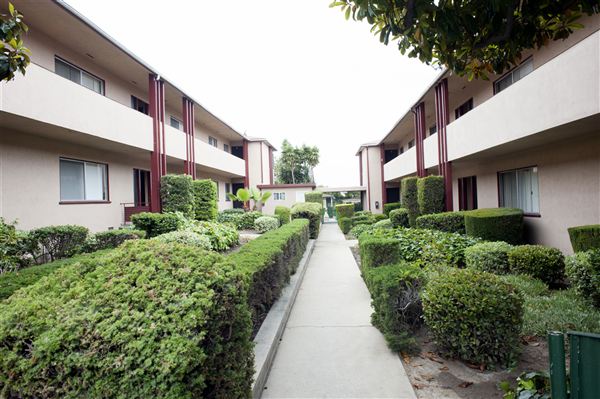 Fotografía del edificio - 10030 S Van Ness Ave