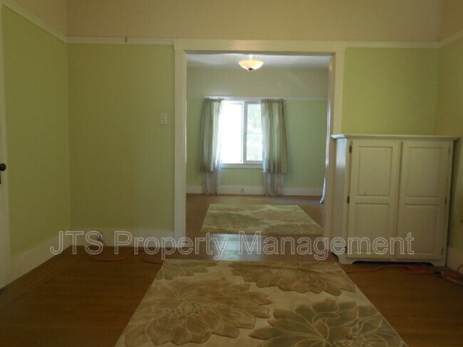 Building Photo - 1725 26th St