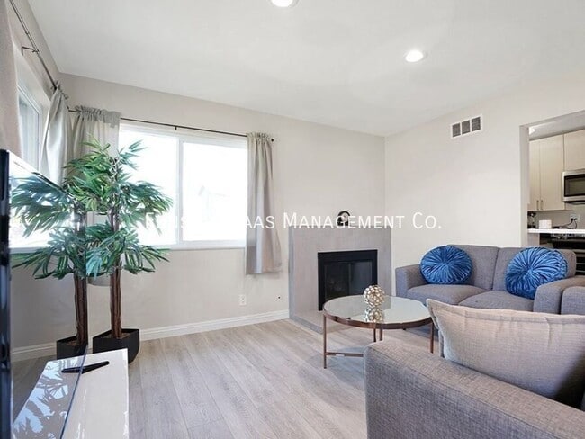 Building Photo - 17071 Oak Ln