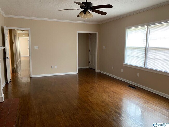 Foto del edificio - 2465 Hine St S