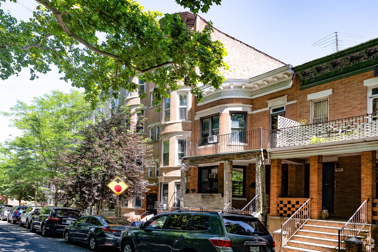 Building Photo - 615 41st St