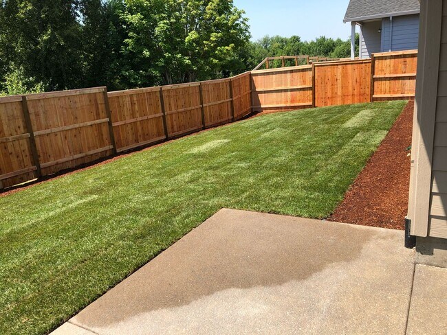 Foto del edificio - BEAUTIFUL SINGLE LEVEL RANCH, CENTRAL AIR,...