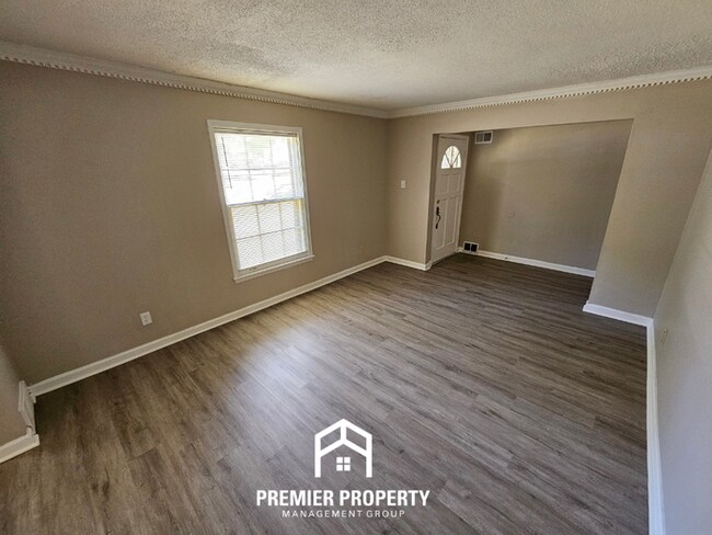 Foto del edificio - Massive 5BR/3BA Executive Home in East Memphis | Screened Porch & 2,200+ Sq Ft