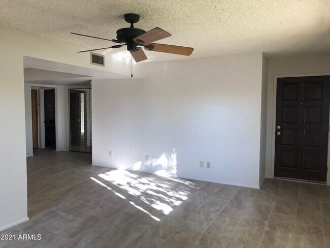 Foto del edificio - 1550 N Stapley Dr