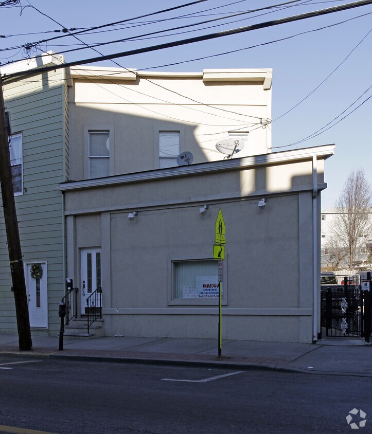 Building Photo - 387 Fairview Ave