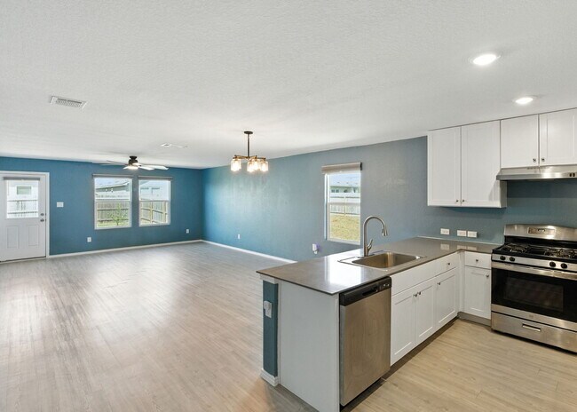 Foto del edificio - "Charming 3-Bed, 2-Bath Retreat in New Bra...