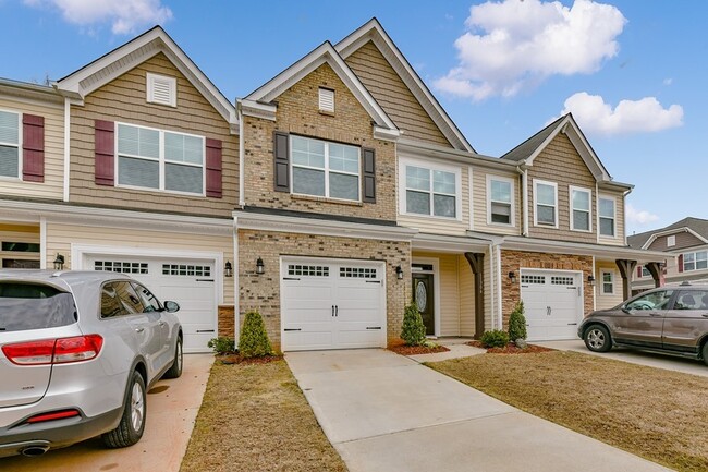 Building Photo - Immaculate Townhouse