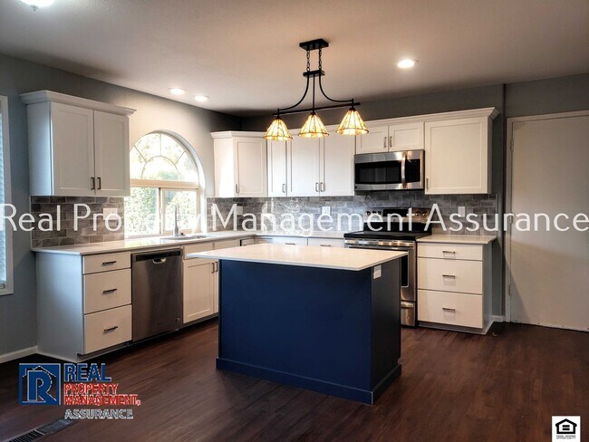 Building Photo - PRICE REDUCED! $500 Discount on 1st mo ren...