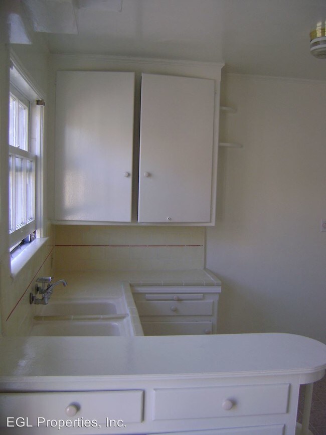 Building Photo - 9216-9232 Alden Dr
