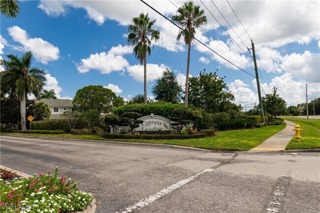 Foto del edificio - 10061 Lone Cypress St