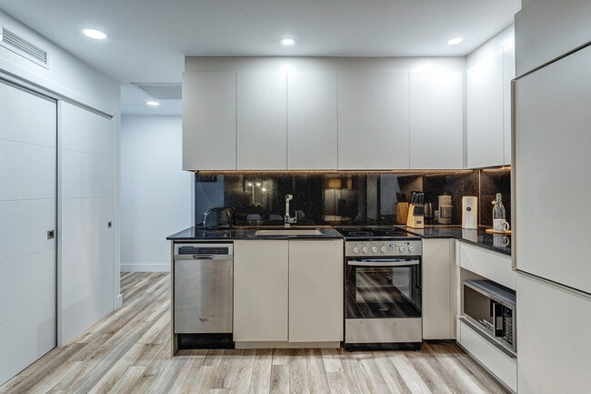 Building Photo - 2061 Rue Stanley